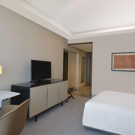 فندق هيلتون تانجر سيتي سنتر آند ريزدنسز طنجة المظهر الخارجي الصورة A guest room at the hotel