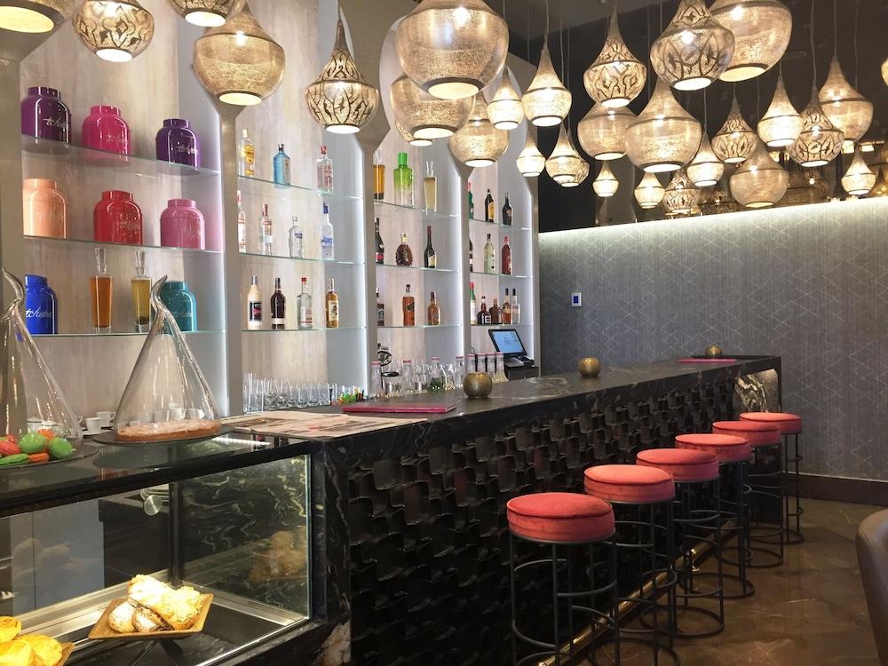 فندق هيلتون تانجر سيتي سنتر آند ريزدنسز طنجة المظهر الخارجي الصورة The bar at the hotel