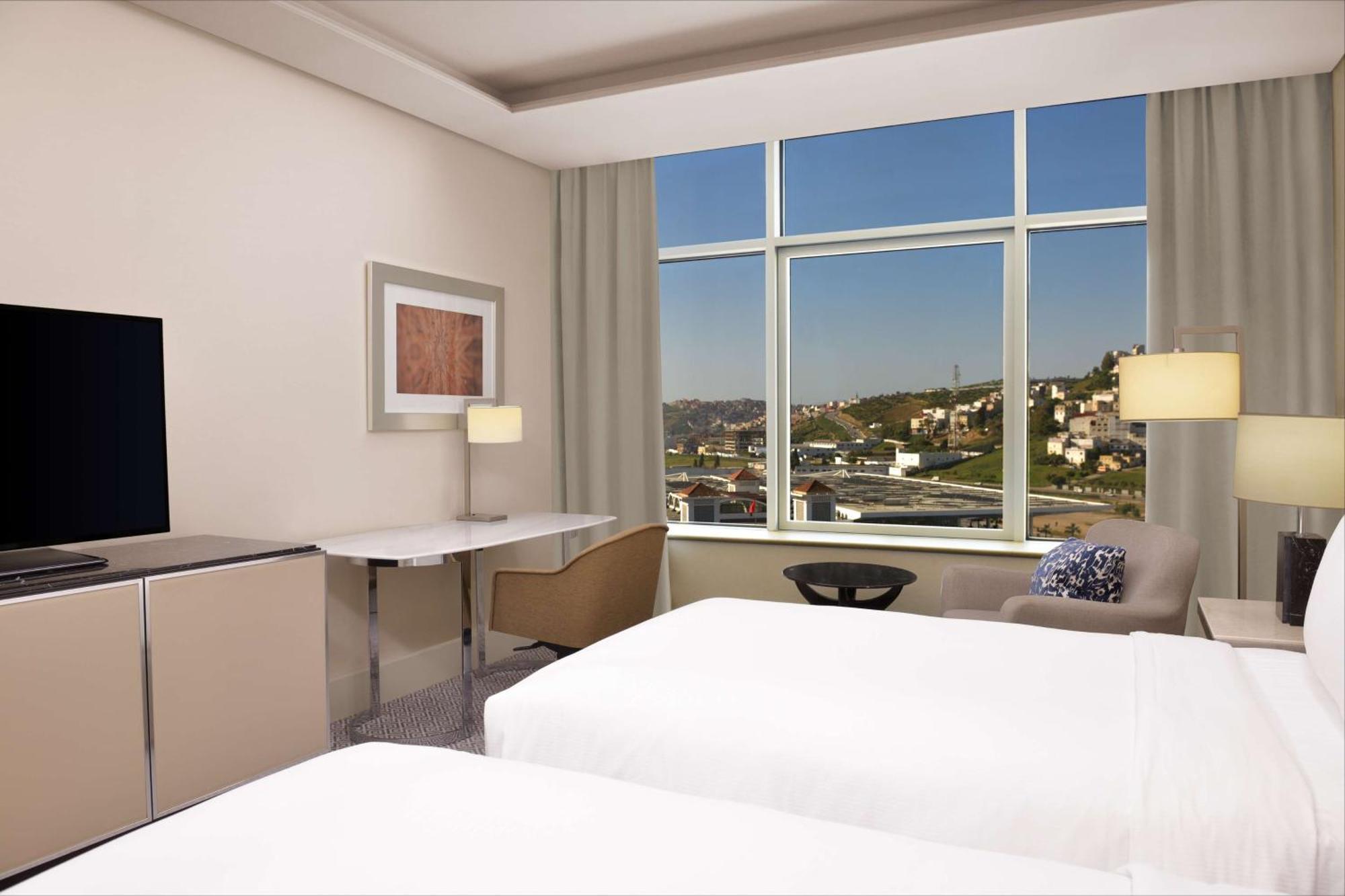 فندق هيلتون تانجر سيتي سنتر آند ريزدنسز طنجة المظهر الخارجي الصورة A guest room at the hotel