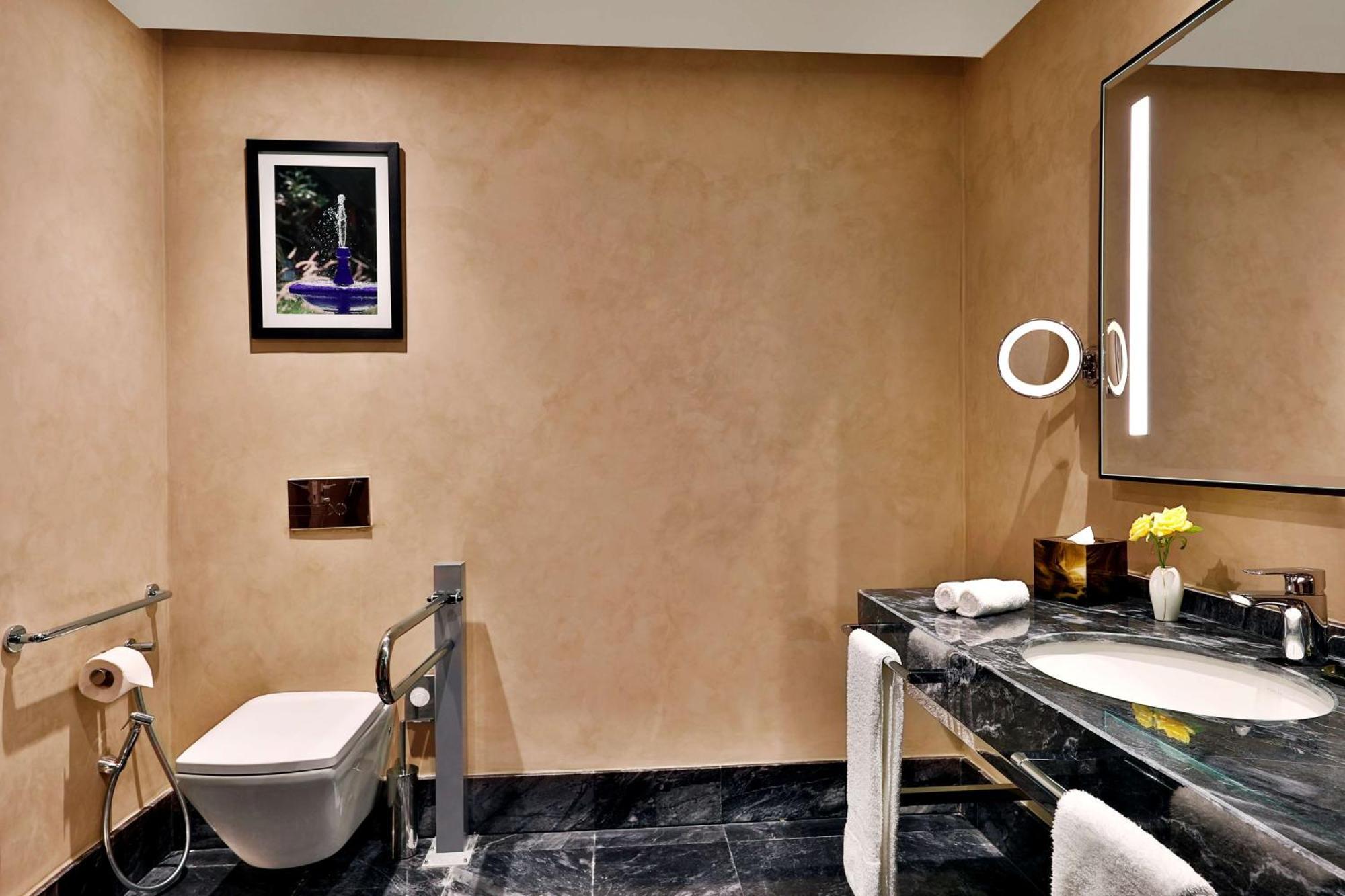 فندق هيلتون تانجر سيتي سنتر آند ريزدنسز طنجة المظهر الخارجي الصورة A bathroom at the Taj Mahal Palace, Mumbai