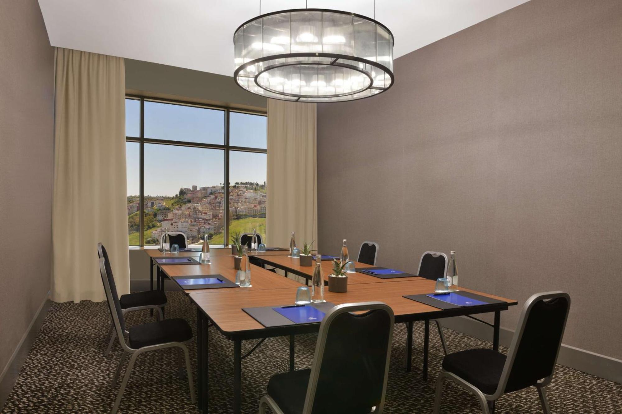 فندق هيلتون تانجر سيتي سنتر آند ريزدنسز طنجة المظهر الخارجي الصورة A typical boardroom