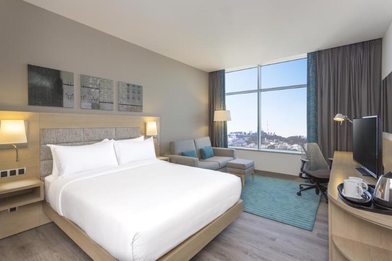 فندق هيلتون تانجر سيتي سنتر آند ريزدنسز طنجة المظهر الخارجي الصورة A typical guest room at the Hilton Garden Inn